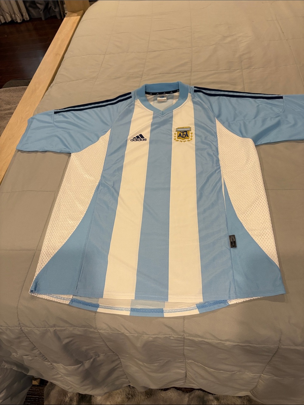 Men Jerseys - Picture 2 of 6